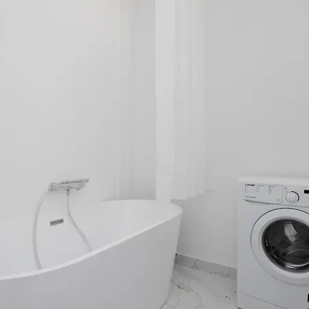 Minimalist Near Rondo Daszynskiego By Renters 바르샤바