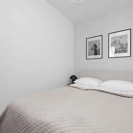 Minimalist Near Rondo Daszynskiego By Renters * 바르샤바